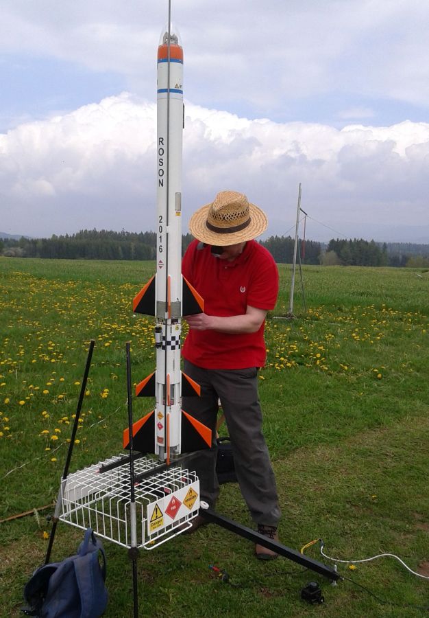 Příprava třístupňového modelu rakety ROSON ke startu, 6.5. 2017
