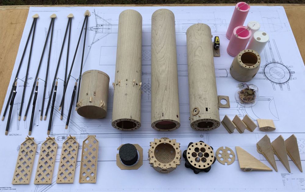 Fotogalerie - stavba modelu Falcon 9