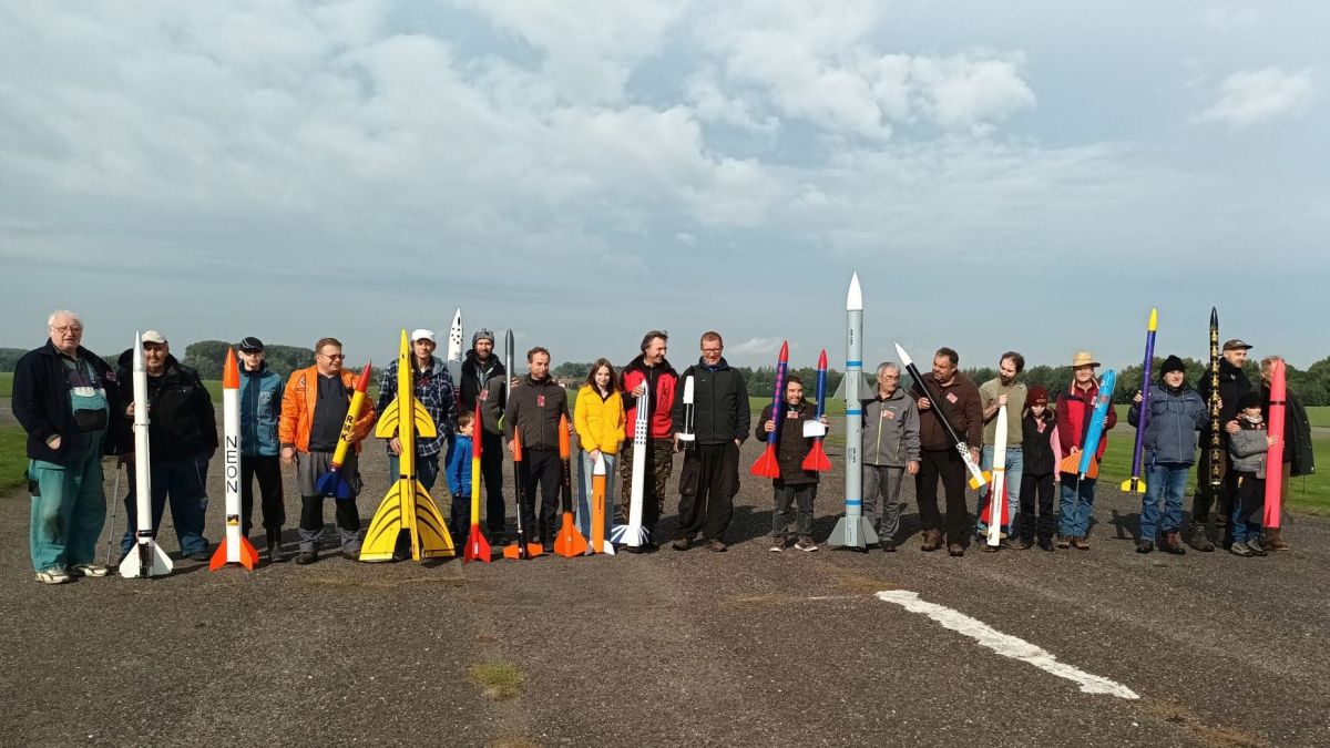 Společné foto při zahájení setkání na Koprníku 1.10. 2022. Záznam startu dvoustupňovky HERKULES