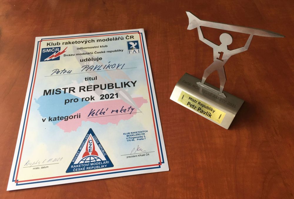 Diplom a trofej za soutěž velkých modelů raket za rok 2021